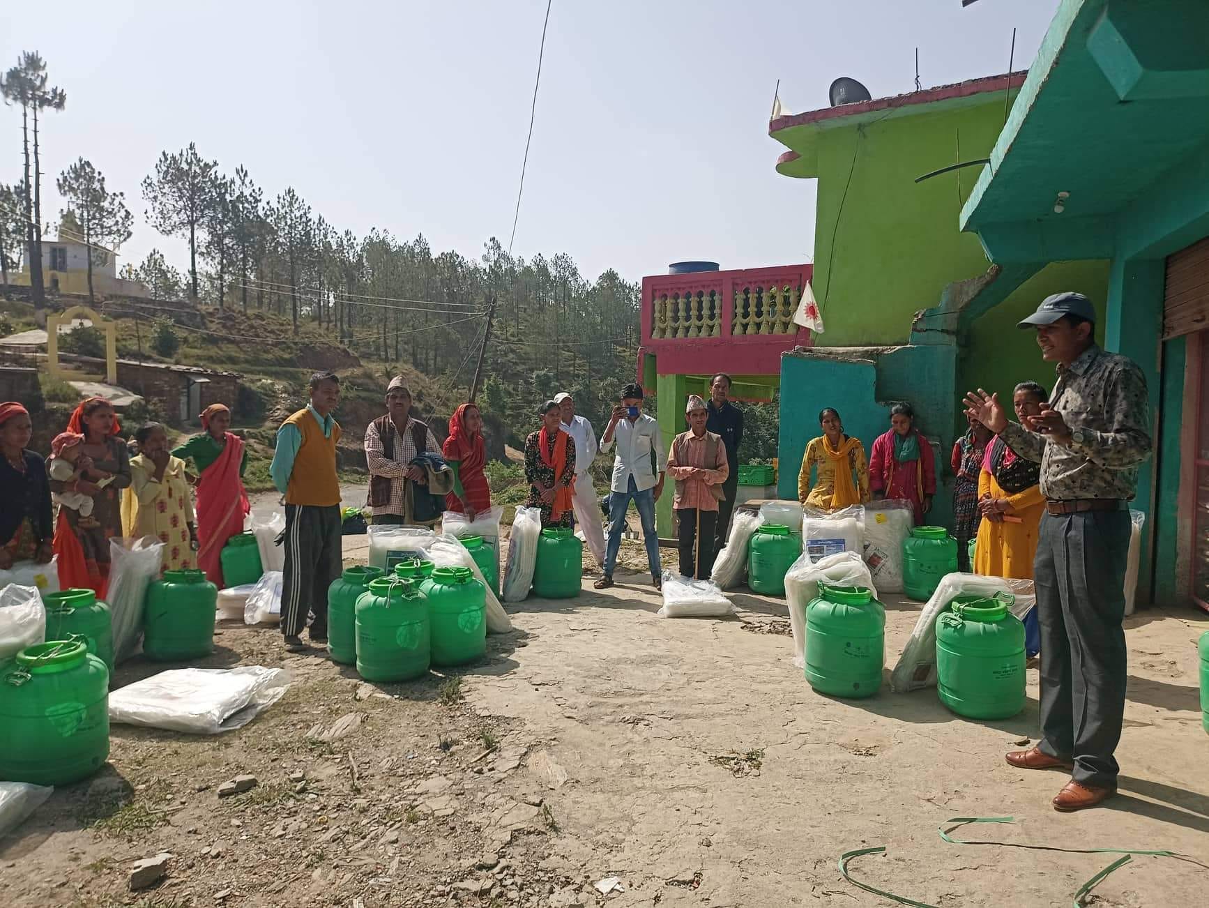 बैतडीको सुर्नयामा किसानहरुलाई कृषि सामग्री वितरण 